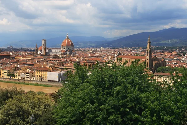 Utsikt över Florens duomo och santa croce — Stockfoto