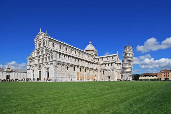Pisa, piazza dei miracoli ve leaning tower. — Stok fotoğraf
