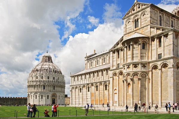 Piazza dei miracoli de Pisa — Fotografia de Stock