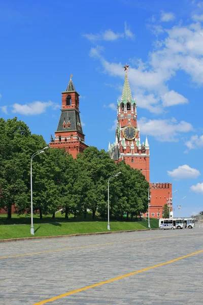 Красная площадь и часовая башня в полдень — стоковое фото