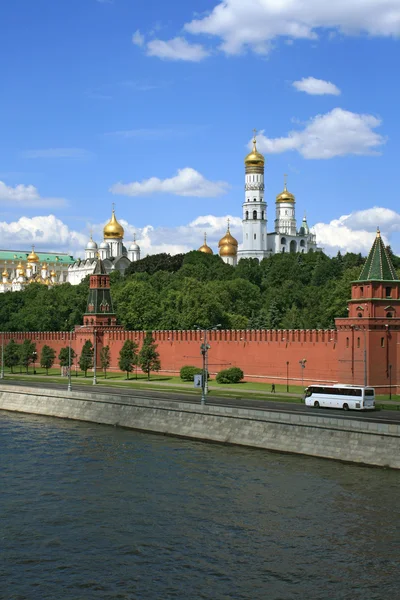 Moskauer Kreml über den Fluss — Stockfoto