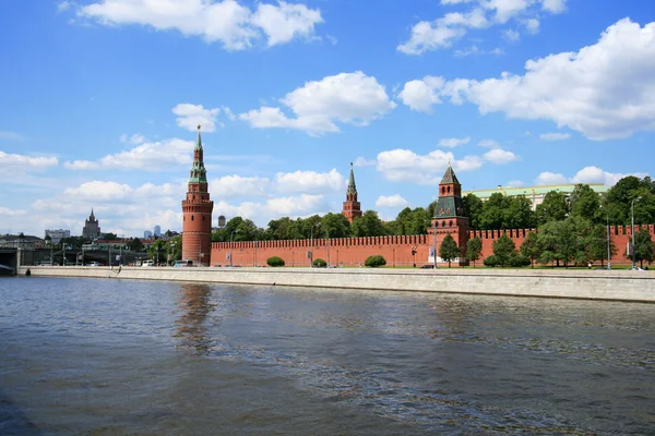Moskva Kreml over floden - Stock-foto