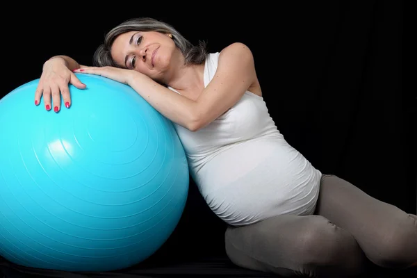 Femme enceinte et balle de gym — Photo