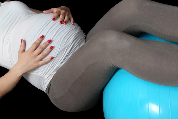 Femme enceinte et balle de gym — Photo