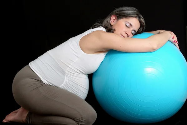 Mujer embarazada y pelota de gimnasio — Foto de Stock