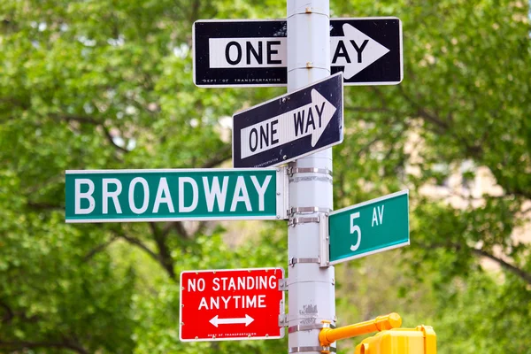 Broadway, 5th avenue és a One Way Street jelek — Stock Fotó