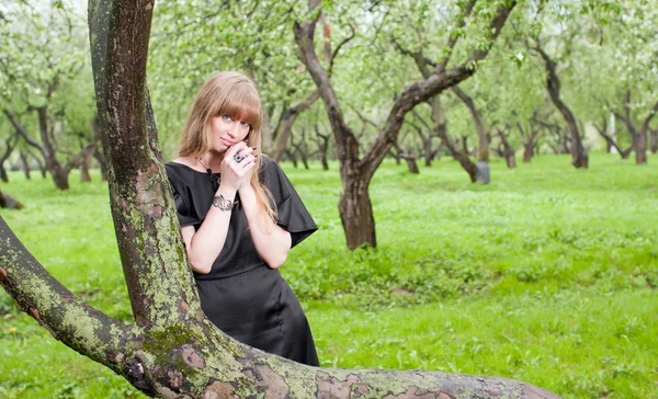 Das Mädchen schmiegte sich an einen Baum — Stockfoto
