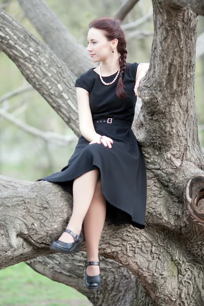A menina em uma árvore — Fotografia de Stock