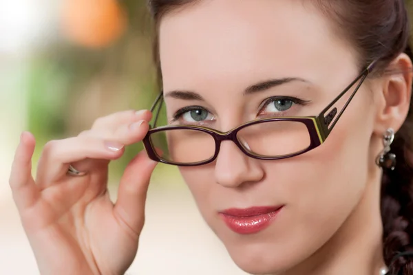 La ragazza che indossa gli occhiali — Foto Stock