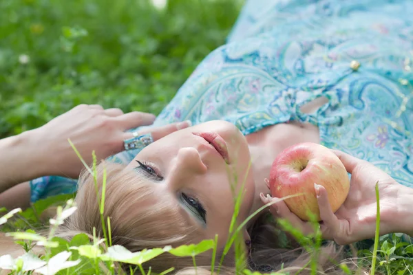 Flickan med ett äpple — Stockfoto