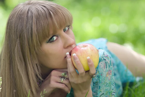 A menina aperta uma maçã a lábios — Fotografia de Stock
