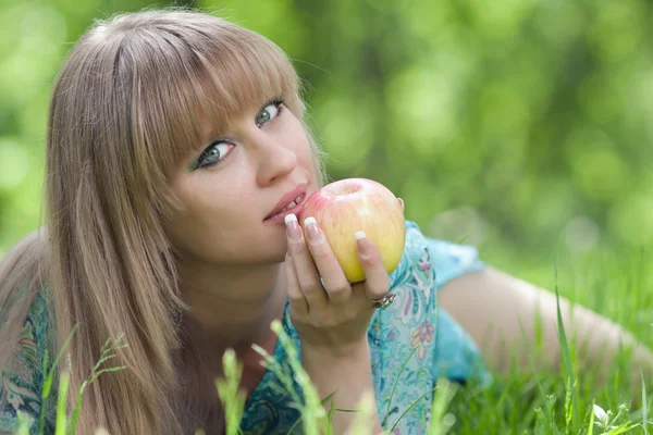 女性とリンゴ — ストック写真
