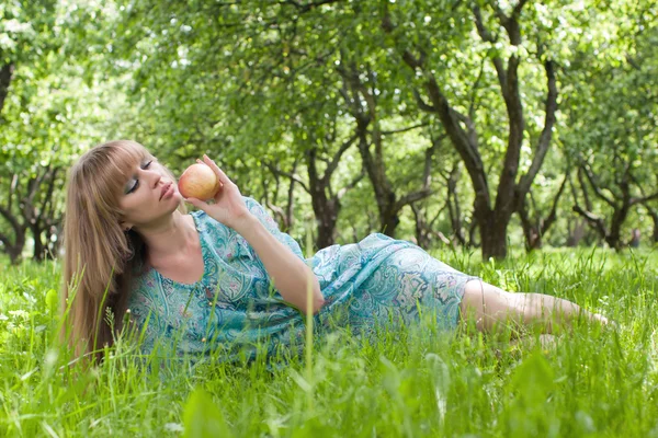 Kobieta w sukni z jabłkiem — Zdjęcie stockowe