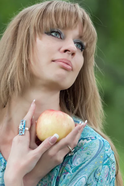 Porträtt av kvinna med ett äpple — Stockfoto