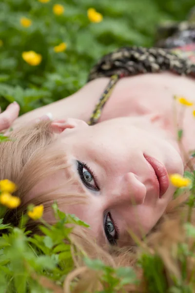 La cara de la mujer en una hierba — Foto de Stock