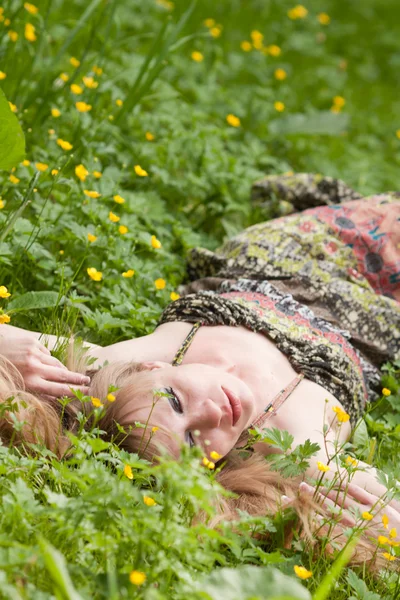 The woman lies in a grass — Stock Photo, Image