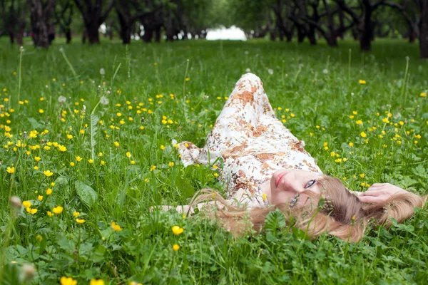 Die Frau im Park auf dem Gras — Stockfoto