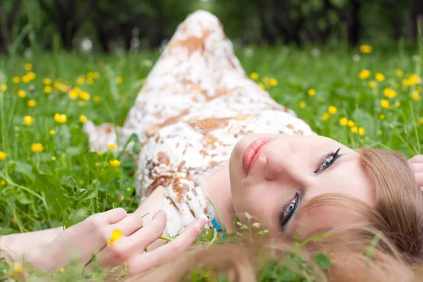 Мечтающая женщина на траве — стоковое фото