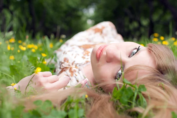 La femme sur l'herbe dans le bois — Photo