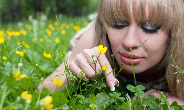 A mulher em uma grama e uma joaninha — Fotografia de Stock