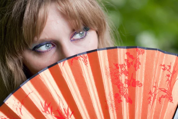 Női szemmel és gyönyörű ventilátor — Stock Fotó