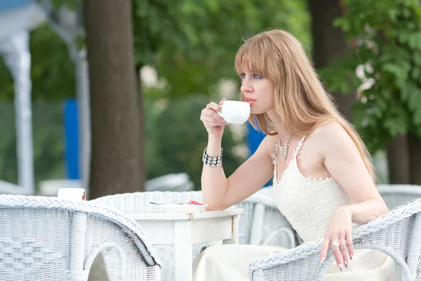 Девушка пьет кофе. — стоковое фото