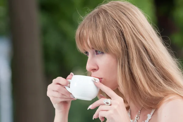 Лицо девушки и чашка кофе — стоковое фото