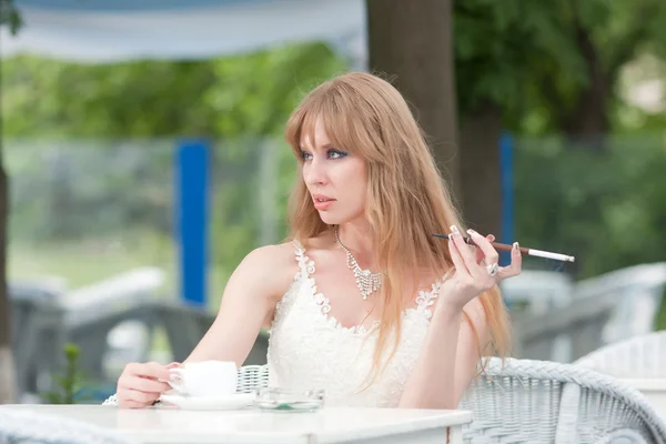 La mujer con una taza de café y un cigarrillo — Foto de Stock
