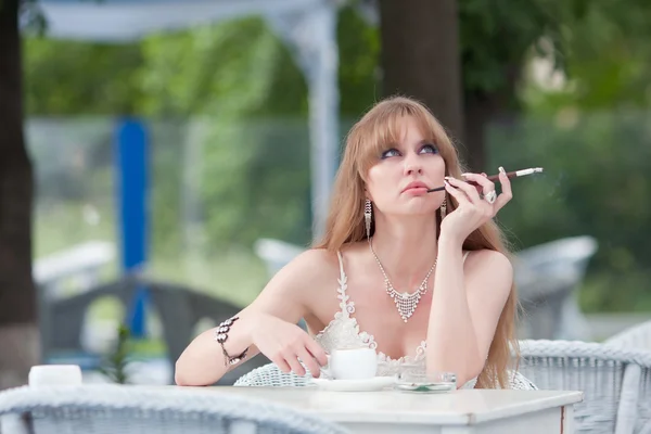 La mujer soñadora con café y un cigarrillo — Foto de Stock