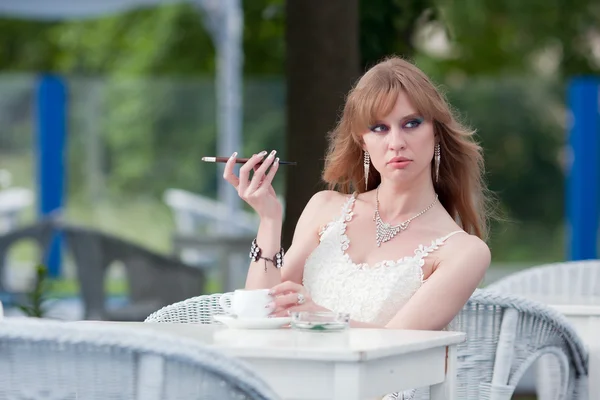Kvinnan med en kopp kaffe och en cigarett — Stockfoto