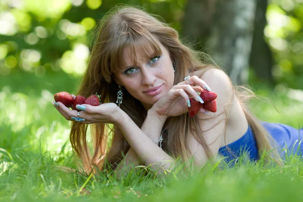 Žena a hrst zralých jahod — Stock fotografie
