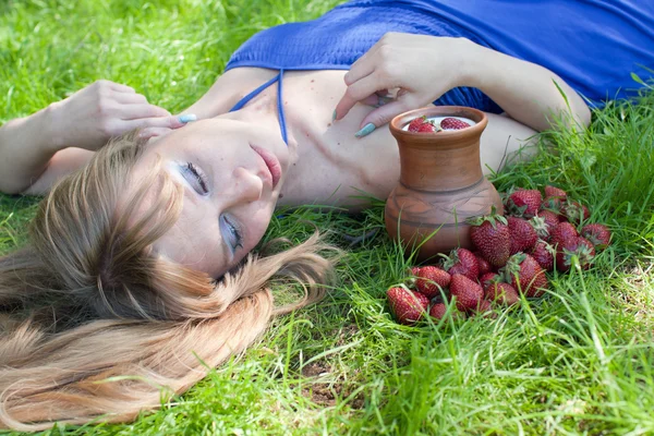 Flickan med mjölk och en jordgubbe — Stockfoto