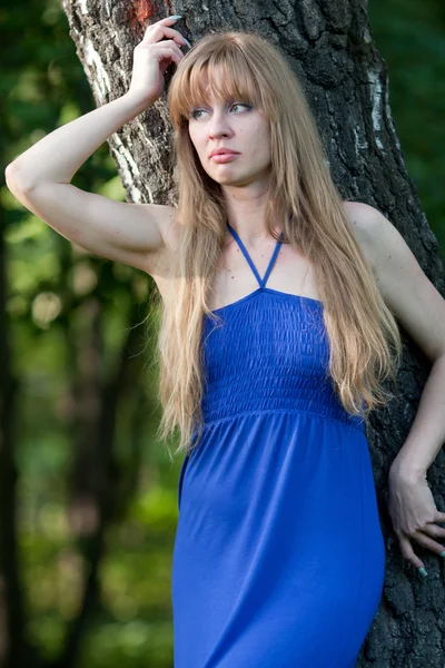 A mulher com o cabelo longo perto de um vidoeiro — Fotografia de Stock