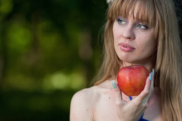 De vrouw houdt een rode appel — Stockfoto