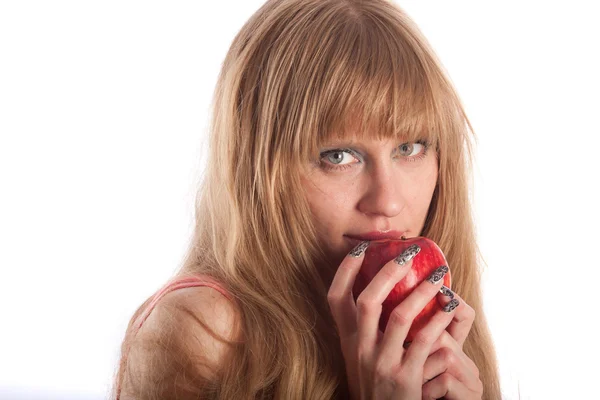 Женское лицо и красное яблоко — стоковое фото