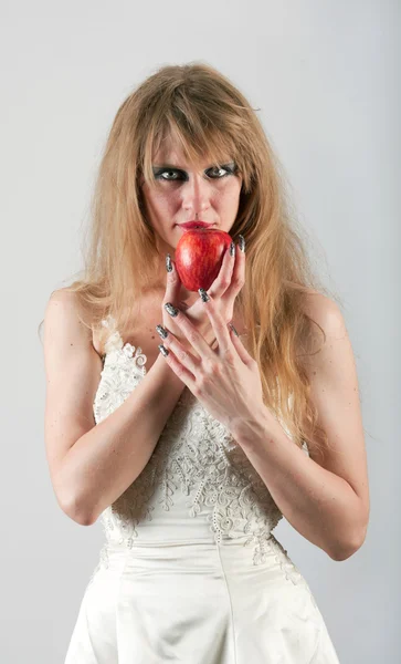 Kobieta w sukni i jabłkiem — Zdjęcie stockowe