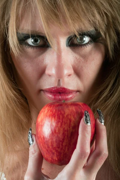 Kobieta w twarz i jabłko — Zdjęcie stockowe