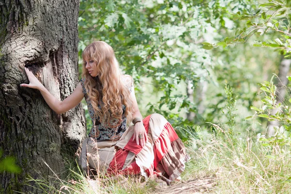 Dívka a strom — Stock fotografie
