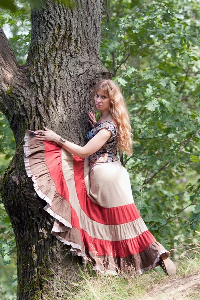 La fille de hippie et un arbre — Photo