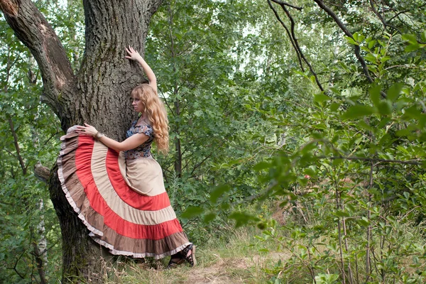 The woman of hippie and a tree — Stock Photo, Image