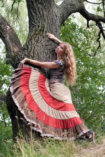 Die Frau des Hippie und ein Baum — Stockfoto