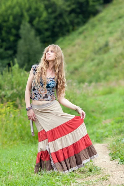 Žena hippie v sukni — Stock fotografie