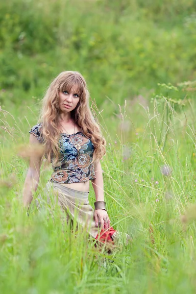 Das Mädchen des Hippie kostet im Gras — Stockfoto