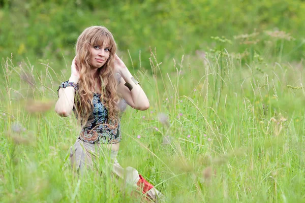 La muchacha hippie cuesta en la hierba — Foto de Stock