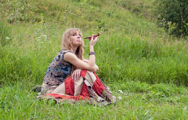 Die Frau des Hippies raucht eine Pfeife — Stockfoto