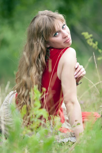 Flickan av hippie i en gräs — Stockfoto