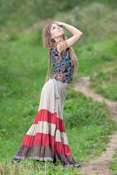 The girl of hippie in the rain — Stock Photo, Image