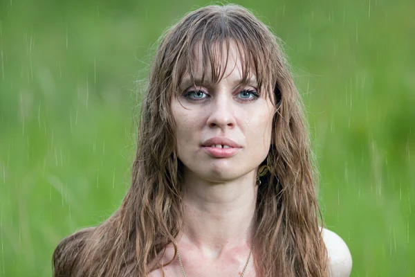 Retrato da mulher na chuva — Fotografia de Stock