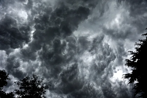 Nubes oscuras —  Fotos de Stock