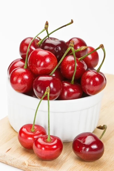 Sweet cherry i vit skål — Stockfoto